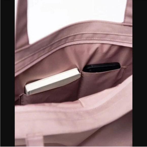 Herschel Supply Co Mica Tote Bag Ash Rose
Carryon Zipper Top Travel Bag NWT - Picture 5 of 11